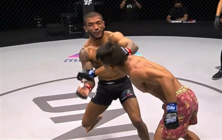 大逆転KO、金星に号泣 拒否する元王者に無理やりハグで賛否「負けた方の気持ちも考えて」