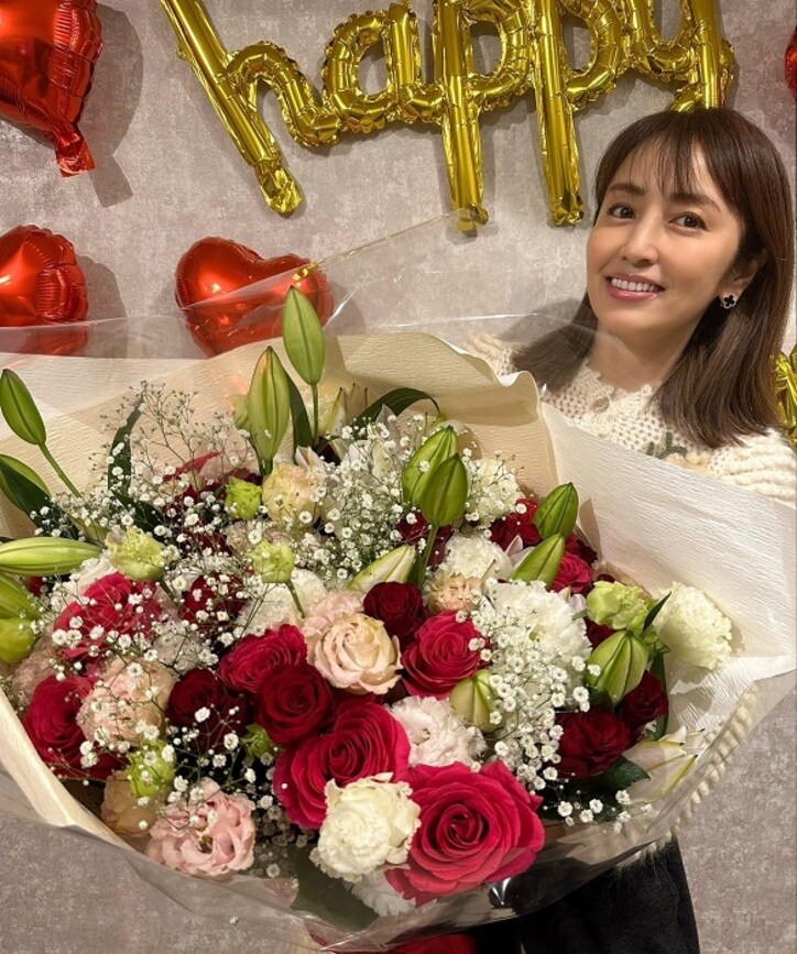  矢田亜希子、44歳の誕生日を迎えたことを報告「お家にたくさんの抱えきれないほどの花束が」 