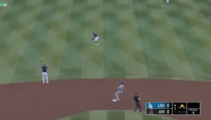 【写真・画像】球場騒然！ 大谷翔平、超特大二塁打で“まさかの光景”「エグすぎる」 伸び続ける174キロ“高速打球”→外野手の頭上を爆速通過　1枚目