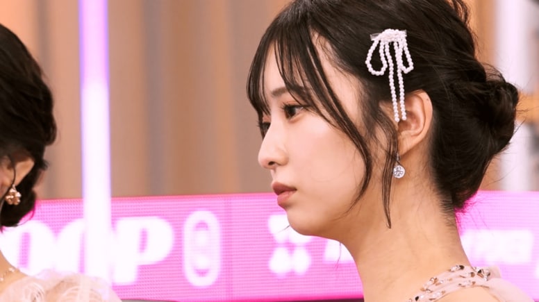 負けたら敗退の場面で飛び出した美しすぎる“お祈り顔”…美人ポーカー俳優の透き通るような表情に視聴者沸いた