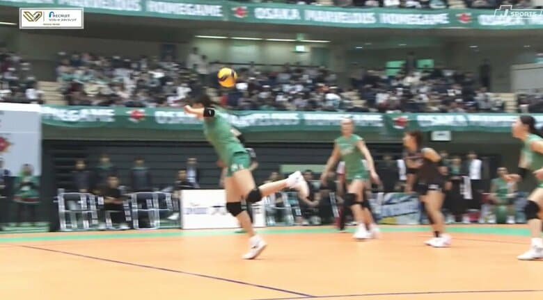 さすがにそれは拾えない…女子バレー、揺れて落ちるサーブが引き起こした“珍場面” 目の前にいた味方選手に