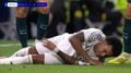 一体何が起きた？R・マドリーの本拠地で危険なスリップ連発「味方を壊してるやん」“ズルズル芝”にブラジル代表FWが足を滑らせて悶絶「サッカーできる環境じゃない」
