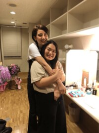 山崎紘菜『チアダン』メンバーをぎゅ~っとバックハグ