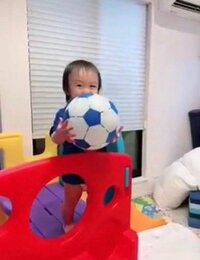 アレク＆川崎希、1歳の息子にサッカーの英才教育「将来はプレミアリーグかな～」