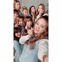 NiziU・マユカ、テレビ初歌唱を振り返る「新しい経験だらけ」 オフショットに反響