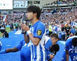 「上手すぎやろ」三笘薫の”後ろ向きトラップ”がエグい！ロングボールを鮮やかに収めた瞬間に「神」など賞賛の声