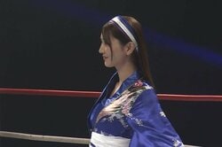 「何やってるの？w」“美ボディ”ラウンドガール、謎の行動にファン困惑「身体能力すごっ」「めっちゃ美脚」感嘆の声も