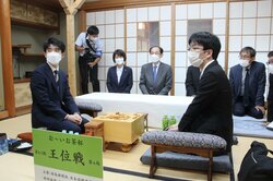 藤井聡太王位「準備してきた」、コロナ感染からの復帰戦に臨む豊島将之九段「ここからは対局に集中」／将棋・王位戦七番勝負第4局