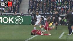 お前、ケンカ売ってんのかよ！ 数秒間で2人連続吹っ飛ばす“悪質タックル”を炸裂した瞬間　悪童ストライカーが相手ベンチ前で暴挙→コーチ陣がブチギレ