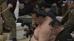 稀勢の里、力なく3敗目…琴奨菊に突き落とされる　陸奥親方「前に出る相撲を」