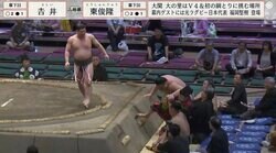 大相撲で行司もまとめて押し出すハプニングが発生 客席からは悲鳴にも似た声「すごい光景だ」「親方も被弾」
