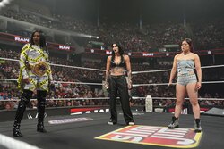 人気日本人女子レスラー、満開スマイルで“抗争相手のパパ”と記念写真が波紋…禁断の一枚に“娘”はブチギレ「ちょっと待って！」