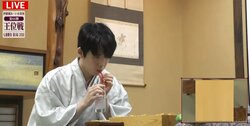 藤井聡太王位を見つめる“上目遣い”がかわいい！おやつは「名古屋コーチン 千なり」 永瀬拓矢九段は「ババロア」連投