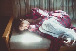 長濱ねる、夏の光に包まれた“起き抜けすっぴんフェイス”が大公開 2nd写真集から先行カット第3弾 