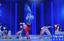 信じられないタイミングでの側転にダイナミックなシンクロダンス！強烈パフォーマンスに会場が大盛り上がり！原曲アーティストも称賛