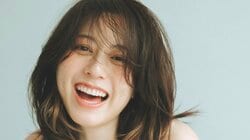 今年でデビュー25周年・杉本有美、“攻めた衣装”で放つ大人の輝き 『週プレ』1年ぶりの登場