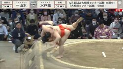 腕一本で土俵下までドーン！豪快に投げられた力士「あれ？なんでここに」と呆然、館内からはどよめき