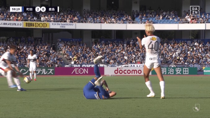 「イライラしちゃいかん」鈴木優磨の“無理やり引き起こし”に鹿島ファン騒然！「カード出てもおかしくないよ」倒れた相手のユニホームを掴んで離した瞬間 4枚目