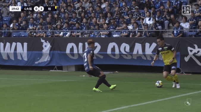 なんて股抜きだ！ 柏MFの“急加速ドリブル”がまるで三笘薫「こんな技いつ覚えた！？」「極上だ」スーパー突破から絶品アシスト 4枚目
