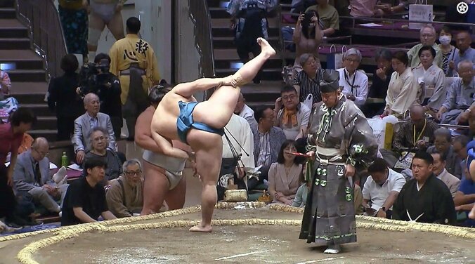 美四股に熱視線を送るねづっち