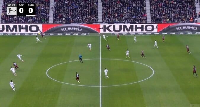 「エグすぎん？」堂安律、約30メートル“高精度ミドルパス”炸裂「そこ出すんかい！」相手DFラインの背後に落とす“絶妙キック”にスタジアム騒然 3枚目