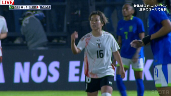 「流石なでしこの久保建英」籾木結花のテクニック＆闘志が話題！「うまっ」「良い受け方」絶品ボディフェイントでブラジル女子MFを翻弄→荒いファウルに抗議の一部始終 4枚目