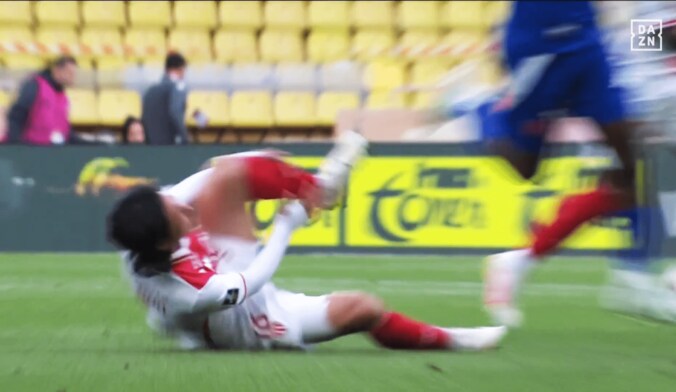 「けっこう削ってる…」南野拓実が“危険すぎる両足タックル”被害で大悶絶＆怒り！「かなり無謀」「怪我しかけた」解説者とファンが苦言を呈した瞬間 5枚目