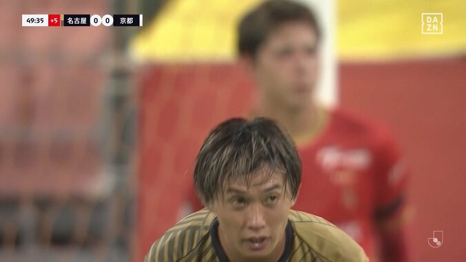 「理不尽すぎるだろ」選手も納得いかず...“リスタート妨害”でのイエローカードをめぐりファン物議「足上げてるし仕方ない」「ぶつけられたのと一緒よ」 5枚目
