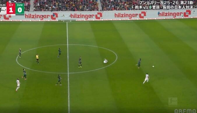 「ふざけんな退場だろ」鈴木唯人、背後からの“危険タックル”で吹っ飛ぶ「ヤバくない？」ドリブルで加速→回転して立ち上がれず悶絶…ファン激怒 4枚目