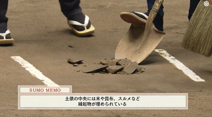 「あぁ、土俵に穴が」「なんか出てきた」大相撲、千秋楽の最後に驚きの光景「初めて見た」ファン興味津々 3枚目