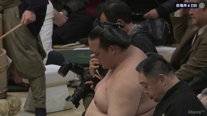 稀勢の里、力なく3敗目…琴奨菊に突き落とされる　陸奥親方「前に出る相撲を」 1枚目