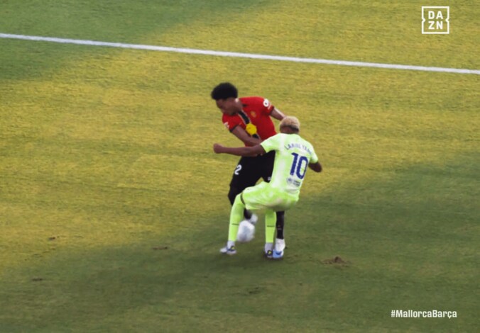 「なんだこれ…」バルサ新10番の“悪魔のドリブル”に世界騒然！「異次元」「また速くなった？」爆速の縦突破→股抜きの一部始終 2枚目