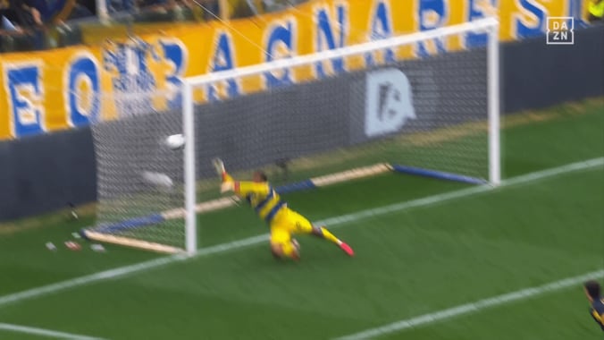 超弾丸シュートを弾く鈴木彩艶