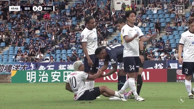 お咎めなし…？日本代表DFが空中戦で競り合い→相手の太ももを踏みつけて「やりやがったな」「これは避けられない」ファンの意見が真っ二つ 5枚目