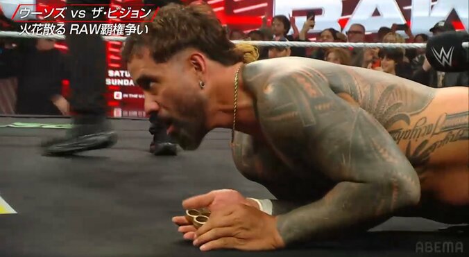 「失神したぞ」自分の凶器で“大の字”KO 予想外の衝撃展開にファン冷笑 3枚目