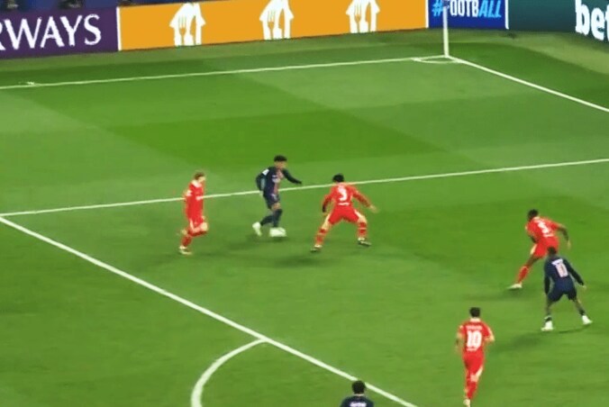 【写真・画像】10点満点も納得！リヴァプールGKの“神セーブ”に世界驚愕「アリソンどーなっとんの！」「脅威的」股下＆ディフレクション弾を右手１本で防ぐ鬼反応の瞬間　1枚目