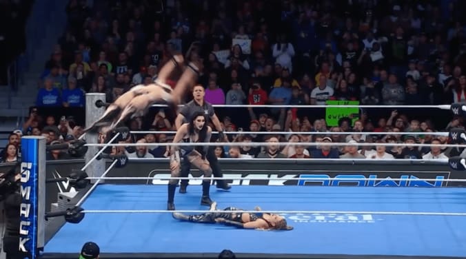 イヨの“オーバー・ザ・ムーンサルト”がジュリアにトドメ