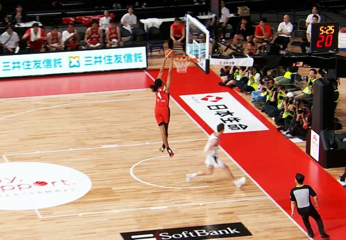 豪快な“両手ダンク”にアリーナ沸騰！「マジで痺れた」「気持ちいい」「かっこいいわー」日本バスケ期待のSFジェイコブス晶がリングに叩き付けた瞬間 4枚目