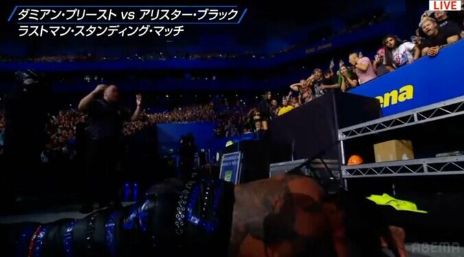 火の玉攻撃で悶絶するダミアン