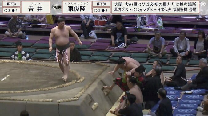 【写真・画像】大相撲で行司もまとめて押し出すハプニングが発生 客席からは悲鳴にも似た声も「すごい光景だ」「親方も被弾」　1枚目