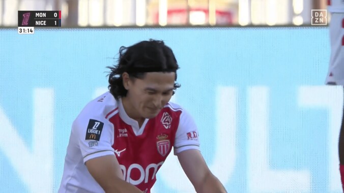 「何するんや！」南野拓実、後方から“足首キック”の被害…「イエローだろ」苦痛の表情にファン心配 5枚目