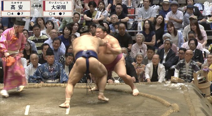 「片手でふっとばした」高安が“右手一本で”…衝撃の一コマ、大栄翔が「飛んでった」驚異の光景に驚きの声 2枚目