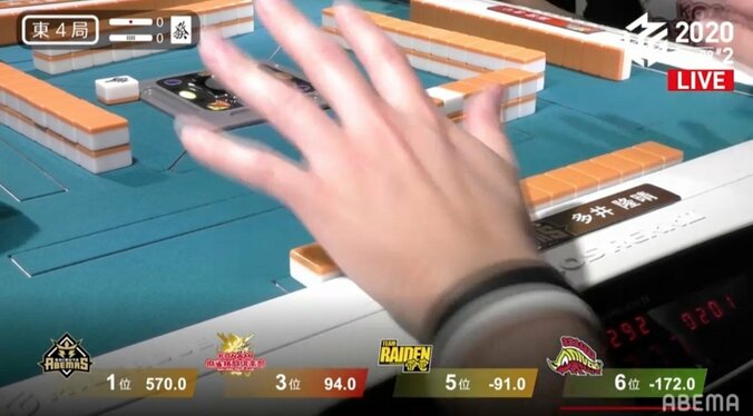 落とし物はなんですか？ 黒沢咲の“うっかり”にファン反応 「セレブ上品！」／麻雀・Mリーグ 2枚目