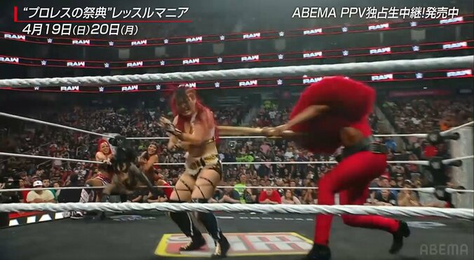 「やリ過ぎだろ」日本人女子レスラー、米マットで“ボコボコ” 「割れてます、割れてます」実況も悲痛 5枚目