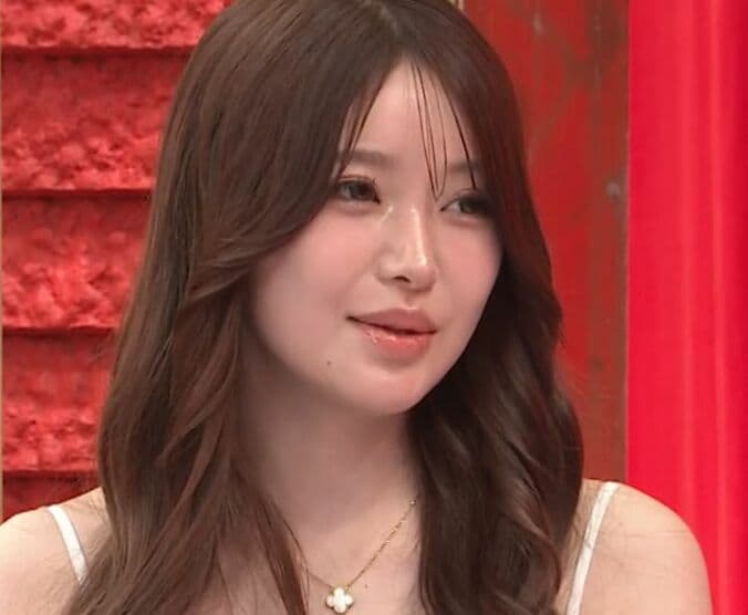 紐ビキニが似合うスタイル抜群の色白キャバ嬢、“自称清楚系”でも本当の憧れはあの芸能人「面白くなりたい」 4枚目