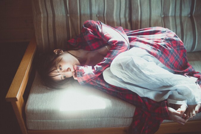 【写真・画像】長濱ねる、夏の光に包まれた“起き抜けすっぴんフェイス”が大公開 2nd写真集から先行カット第3弾 　1枚目