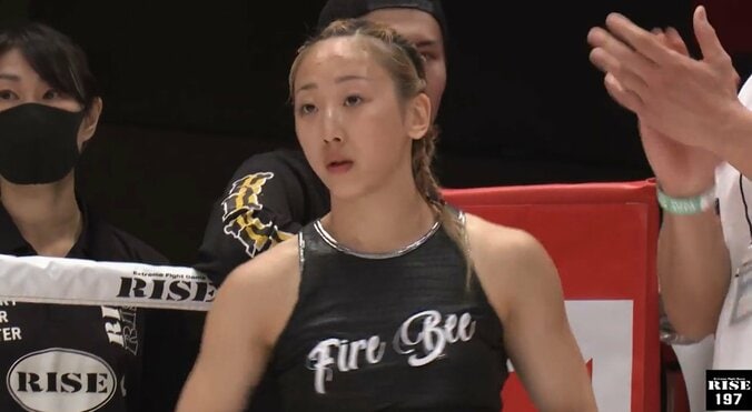 「顔面ボコボコ」「女子レベルじゃない」ノーモーションの右“ズドン”で衝撃ダウン 破壊力を物語る敗者の顔に戦慄 9枚目