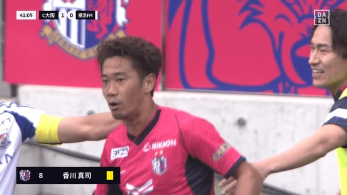 「珍しくキレてる」元日本代表10番が激昂！「ピッチレベルだとよっぽど酷い判定だったのか」「しつこいと退場に…」香川真司が警告でも主審に猛抗議→敵味方がなだめる事態に 5枚目