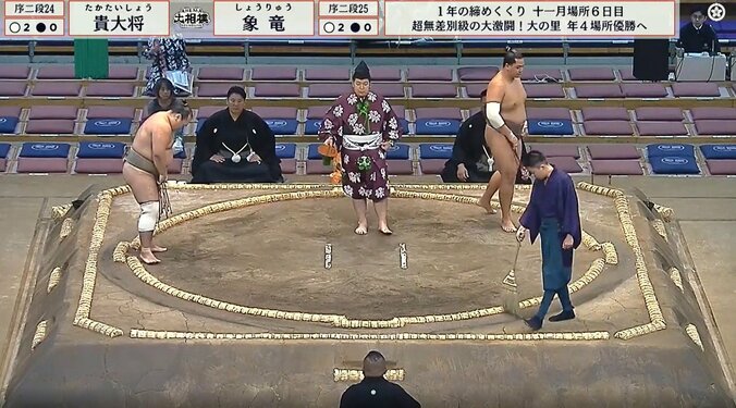 写真右が序二段二十五枚目・象竜（音羽山）