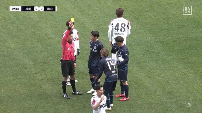 「副審よく見てたな」Jリーグで“軍配差し違え”の珍事「あの一瞬で見定めるのは難しい」際どすぎる接触でイエローカードが出し直しに 3枚目